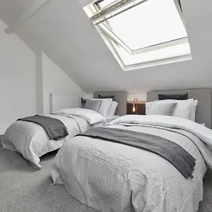  Holiday home Your - Spacious 5 Bedroom House